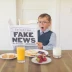 Proč se mladí a senioři neumí bránit fake news?