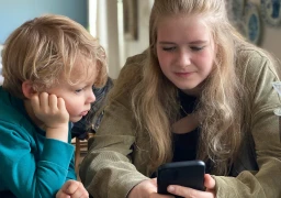 „Když může on, proč ne já?“ Co dělat, když mladší sourozenec vyžaduje stejná pravidla pro používání telefonu