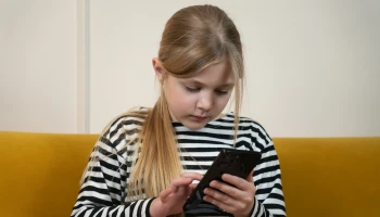 První mobil pro dítě s internetem bez obav: Pomůže 5 jednoduchých pravidel