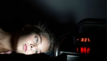 Přes seriály až k problémům se spánkem: Binge watching může vést až k chronické únavě