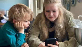 „Když může on, proč ne já?“ Co dělat, když mladší sourozenec vyžaduje stejná pravidla pro používání telefonu