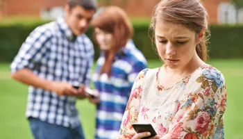 Šikana dětí přes mobil? Běžná a nebezpečná věc, se kterou jde lehce zatočit