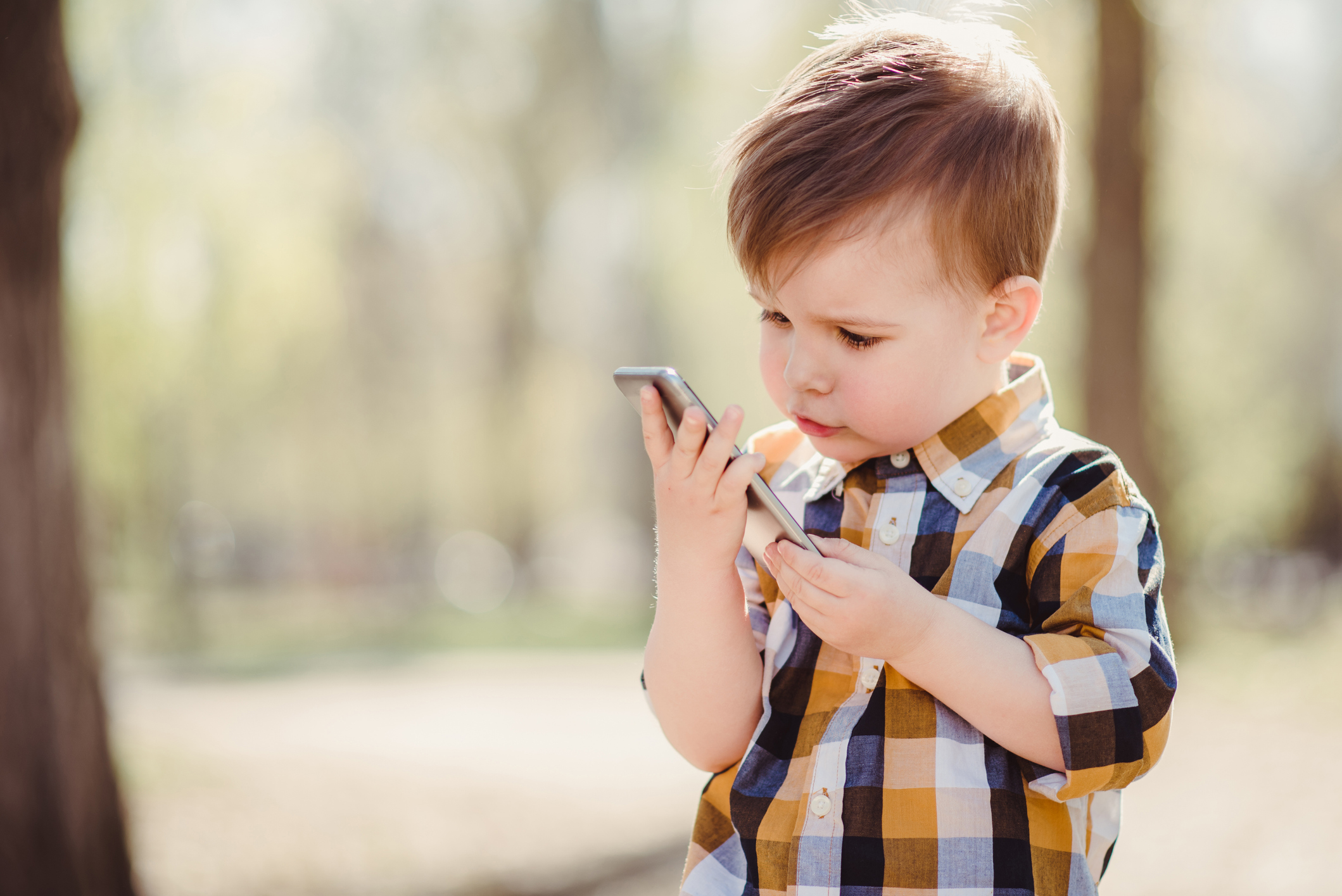 Děti jsou v mobilech mnohem dál než dospělí. Pochopit, jak s nimi pracují, znamená je ochránit