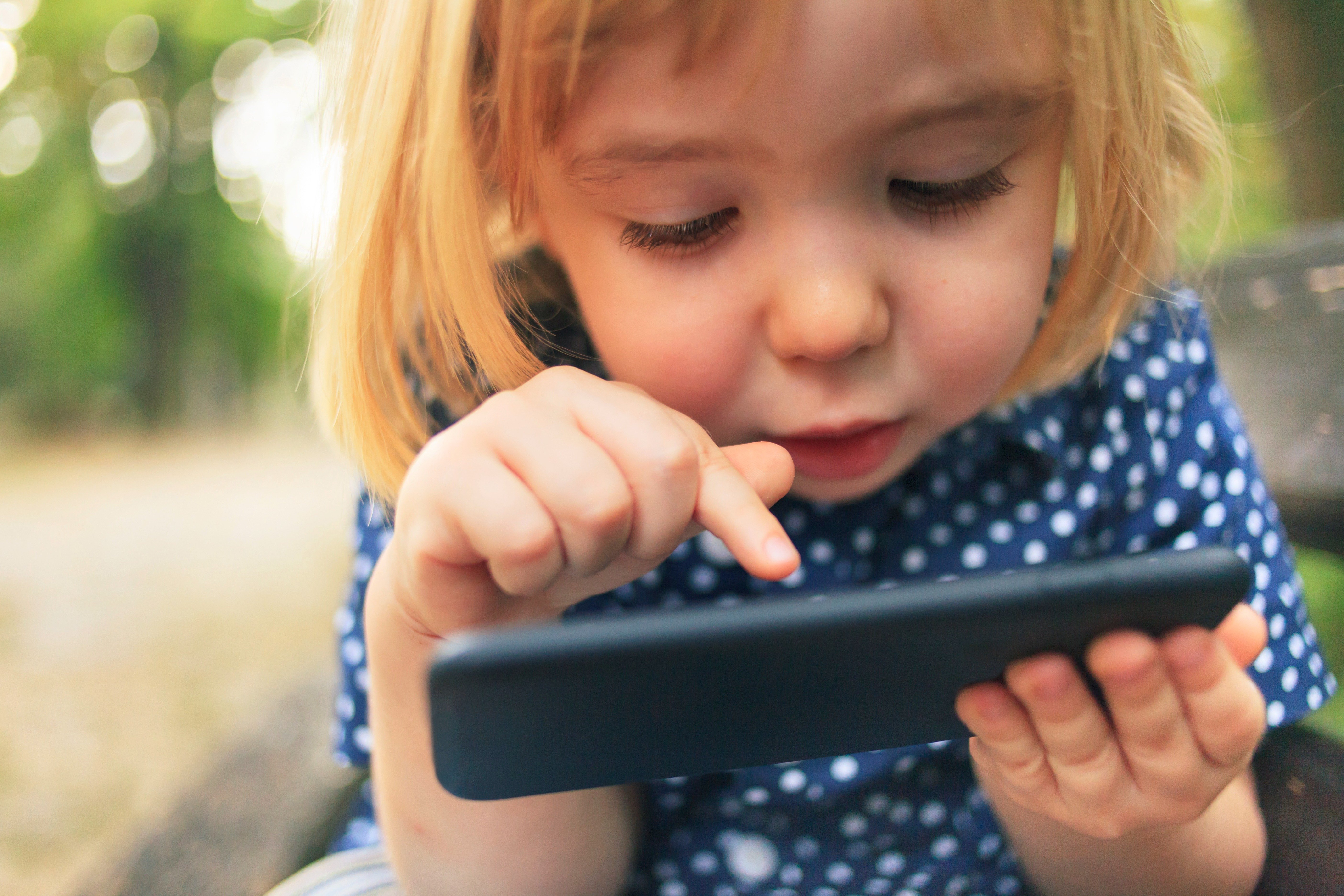 První kroky, první kliky: jak displej mobilu ovlivňuje vývoj dítěte