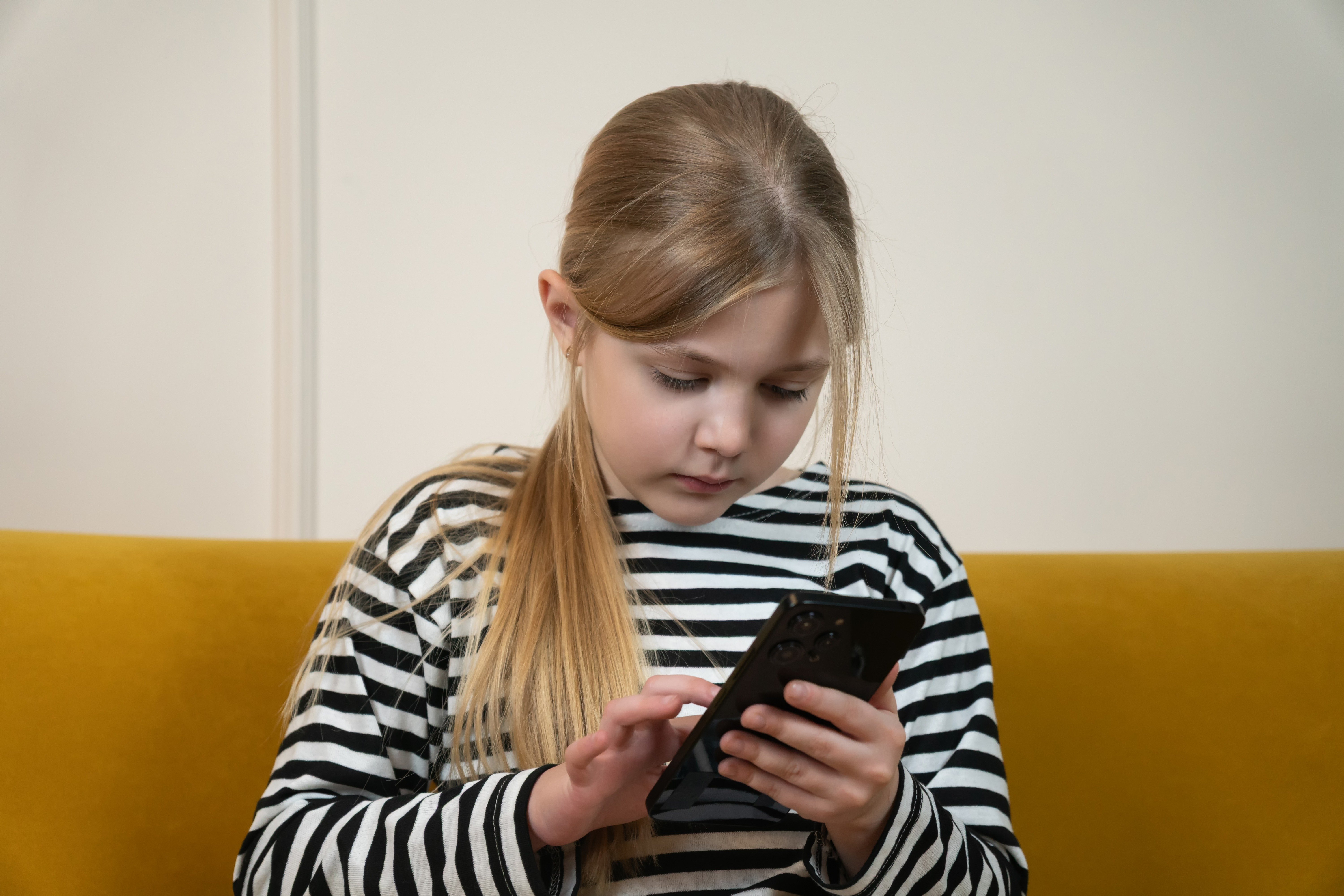 První mobil pro dítě s internetem bez obav: Pomůže 5 jednoduchých pravidel