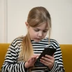 První mobil pro dítě s internetem bez obav: Pomůže 5 jednoduchých pravidel